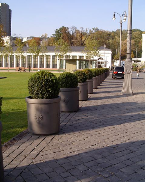 Flower buckets round in the city of Wiesbaden