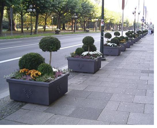 Blumenkübel quadratisch in der Stadt Wiesbaden1